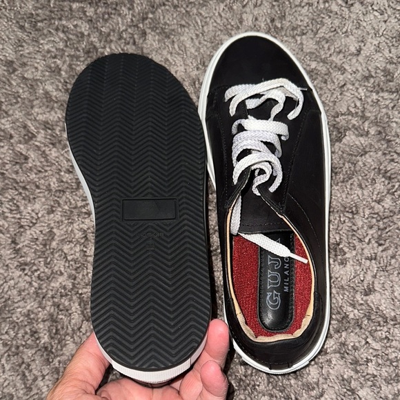 Black and White Athletic Shoes with Minimalist Design - Picture 5 of 6